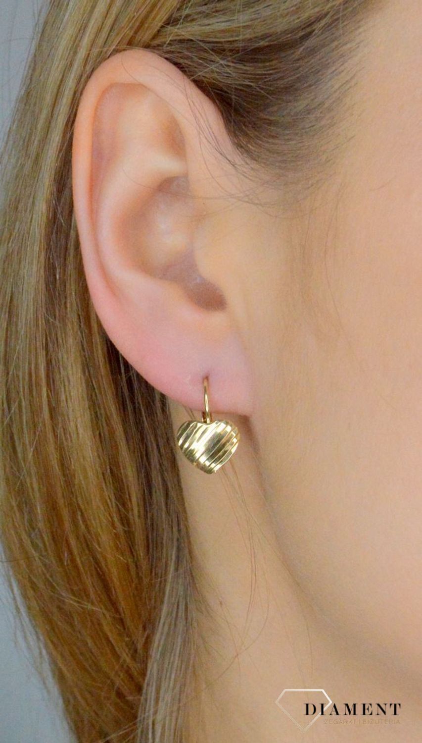 Złote kolczyki damskie 585 grawerowane serduszka KL 10141B.jpg